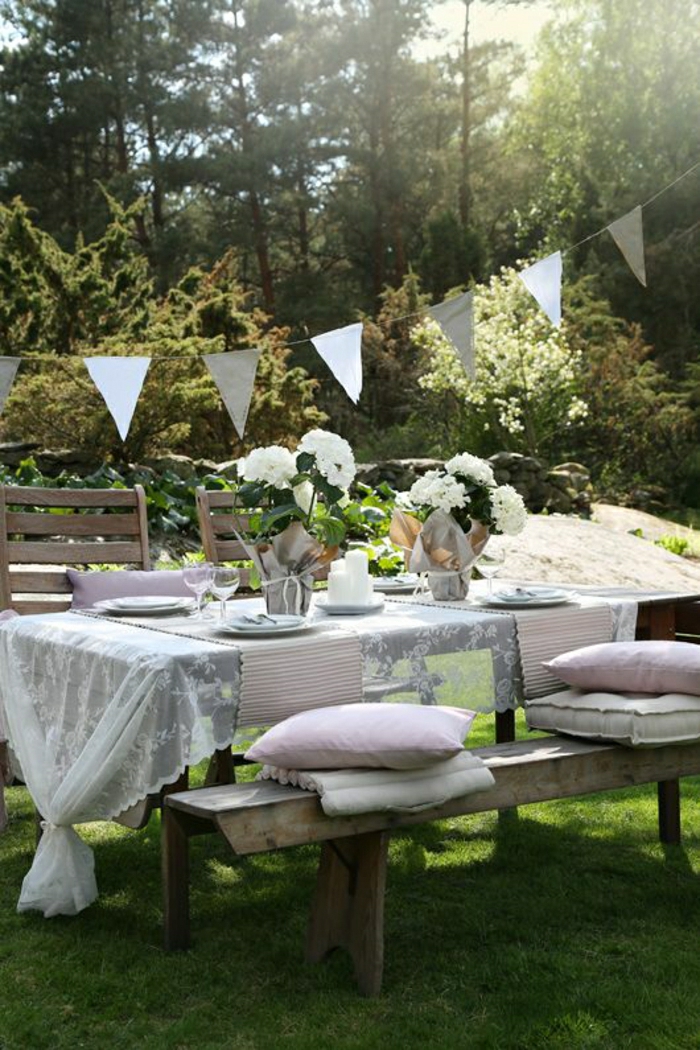 table-de-picnic-en-bois-fleurs-nappe-blanche-en-dentelle-table-de-jardin-pelouse