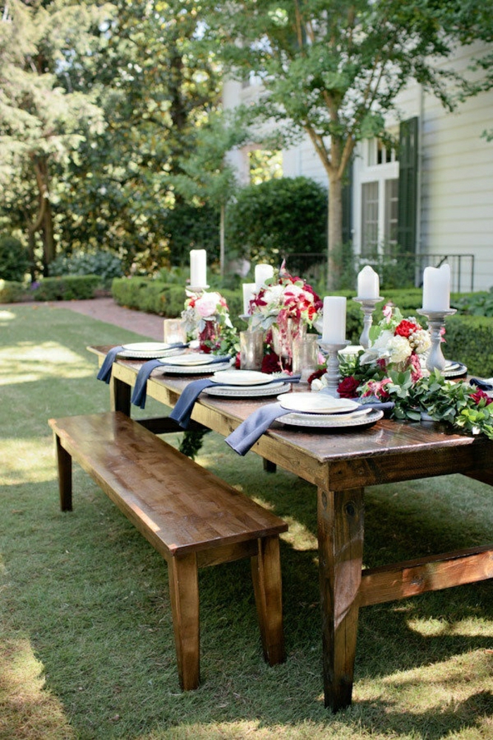 table-de-picnic-pelouse-vert-assiette-fleurs-sur-la-table-en-bois-décoration-de-table