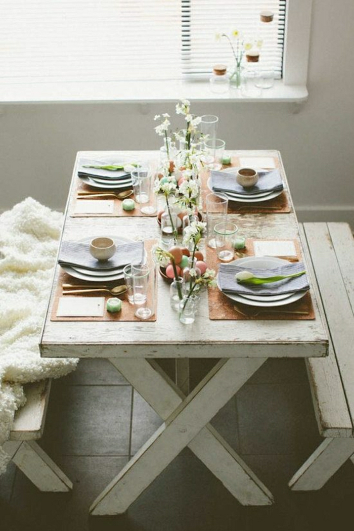table-de-pique-nique-table-avec-banc-en-bois-blanc-déjeuner-maison