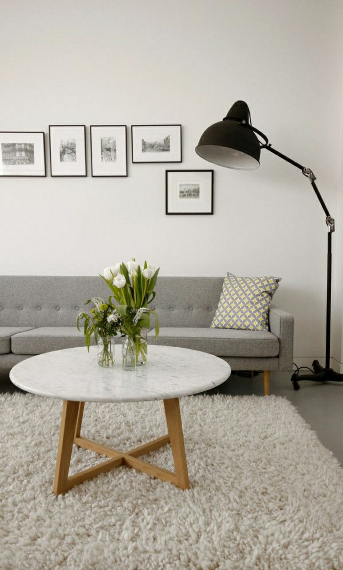 table-en-marbre-blanc-table-de-salon-fleurs-mur-avec-peintures-murales-blanc-noir-tapis-blanc
