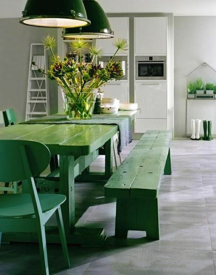 table-et-banc-en-en-bois-vert-décoration-sur-la-table-en-bois-vert-table-intérieur