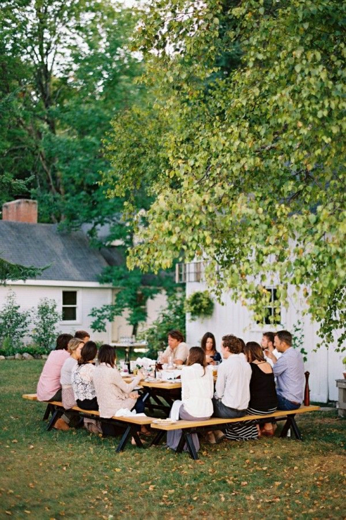 table-picnic-en-bois-jardin-pelouse-vert-déjeuner-dans-le-jardin-gens-cour