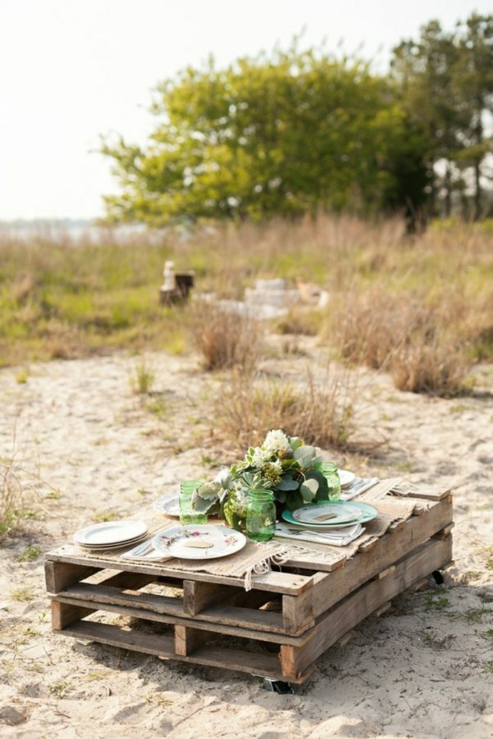 table-picnic-en-bois-pour-la-plage-fleurs-plage-table-basse-en-palette