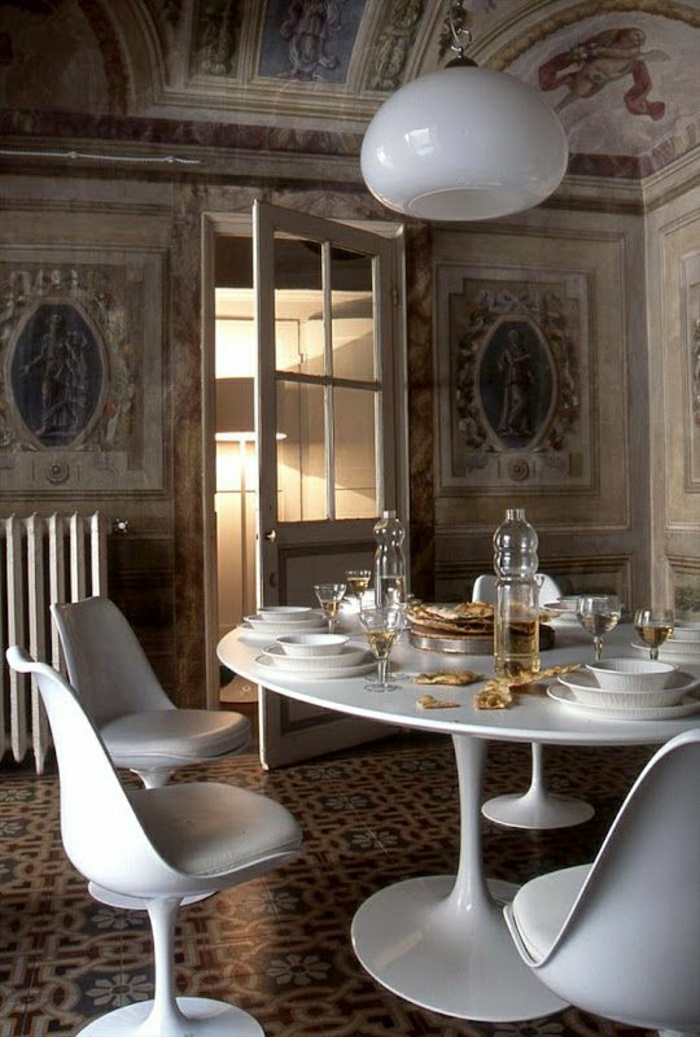 table-pied-tulip-plastique-blanche-salle-de-séjour-moderne-lustre-blanche-chaise-en-plastique