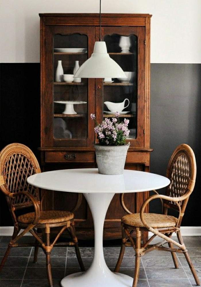 table-pied-tulip-sol-gris-lustre-chambre-pleine-de-lumière-lustre-blanc-chaise-en-bois