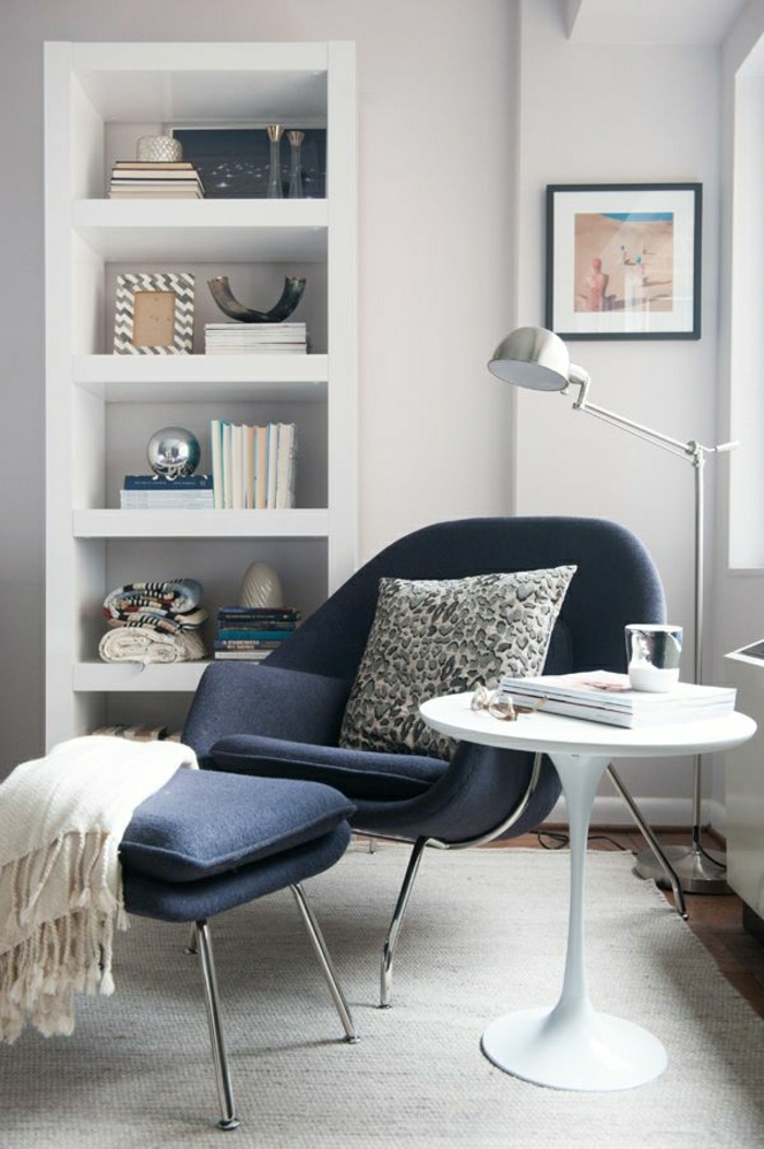 table-ronde-ikea-blanche-tapis-beige-fauteuil-bleu-tabouret-bleu-meuble-en-bois-blanc