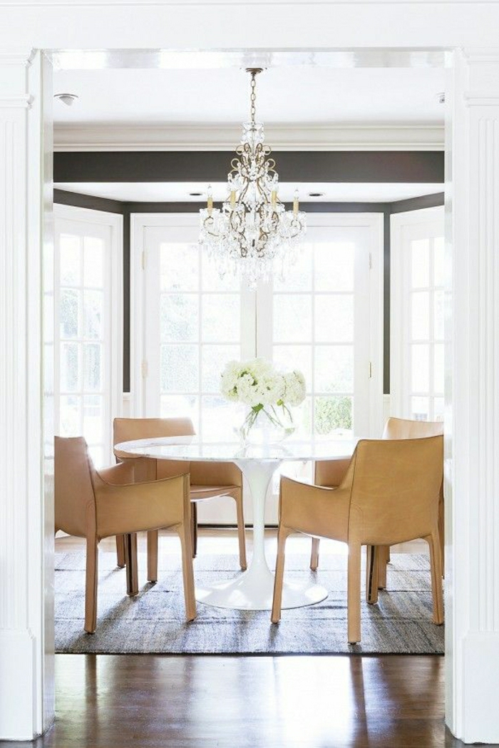 table-saarinen-blanche-parquet-chambre-de-luxe-lustre-baroque-tapis-sur-le-sol-fleurs