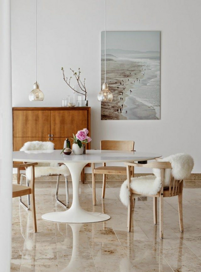 table-saarinen-carrelage-meubles-fleurs-sur-la-table-blanche-salle-de-séjour