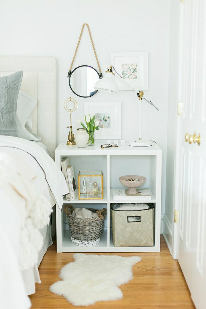 tapis-chambre-a-coucher-de-couleur-blanc-lit-blanc-fleurs-table-de-chevet-miroir-mur-blanc