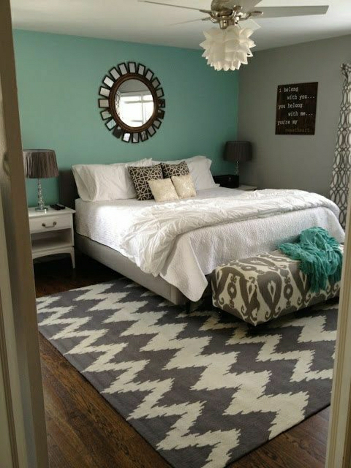 tapis-chambre-a-coucher-mur-bleu-miroir-décoraif-lampe-de-chevet-table-de-chevet