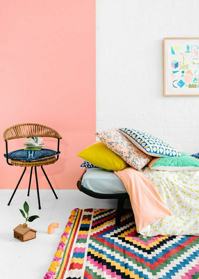 tapis-coloré-descente-de-lit-coloré-chaise-en-bois-fer-mur-rose-lit-a-coucher
