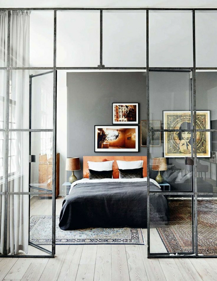tapis-de-chambre-a-coucher-grande-fenetre-lit-de-chambre-tapis-coloré-mur-gris-peintures