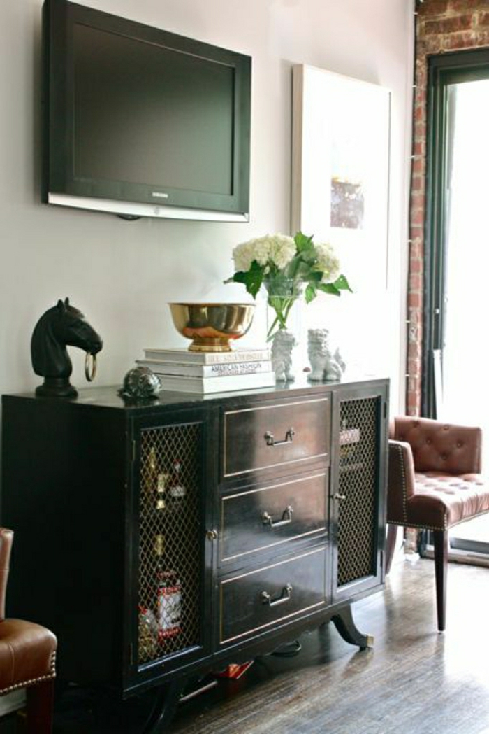 tapis-en-lin-gris-meuble-en-bois-foncé-meuble-pour-tv-fleur-mur-blanc-tv-led-noir