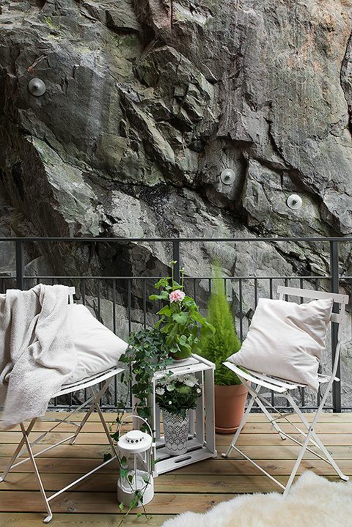 terrasse-avec-belle-vue-sol-en-bois-plancher-chaises-en-fer-forgé-blanc-table