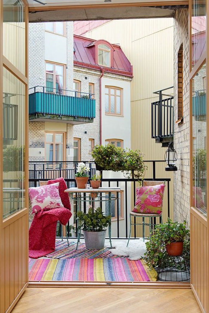 terrasse-plantes-vertes-chaise-sol-en-bois-fleurs-pour-la-terrasse-fer-décoration-terrasse-tapis