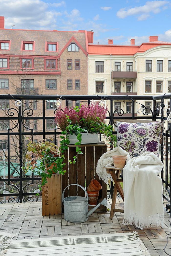 terrasse-plantes-vertes-chaise-sol-en-bois-fleurs-pour-la-terrasse-fer-décoration-terrasse