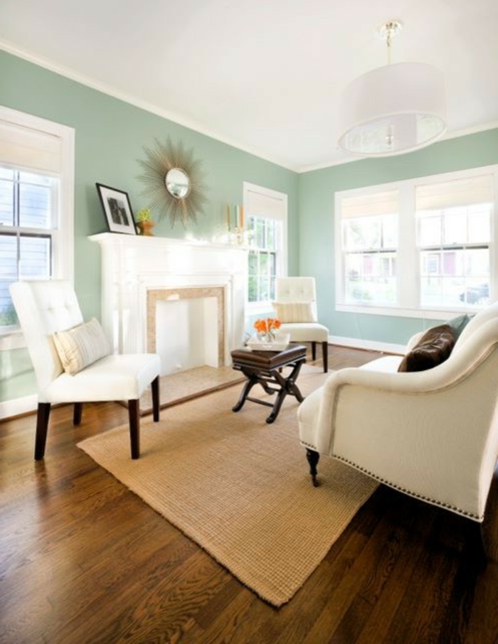 traditionnelle-salle-de-séjour-mur-bleu-sofa-blanc-lustre