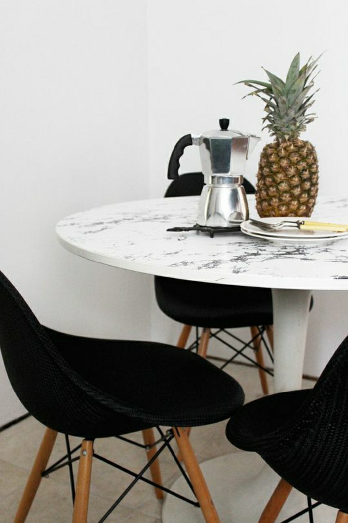 une-belle-table-de-cuisine-en-marbre-blanc-chaise-plastique-noire-cuisine