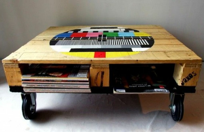 une-table-basse-en-palette-de-bois-peinture-originale