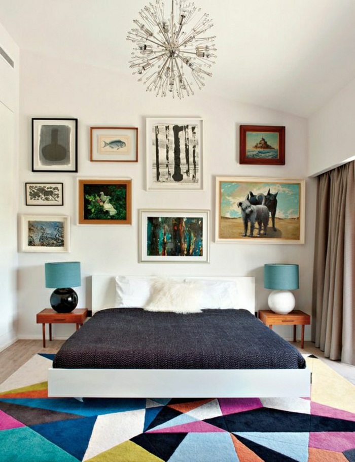 vaste-chambre-mansardée-mur-blanc-peintures-murales-tapis-coloré-lampe-de-chevet