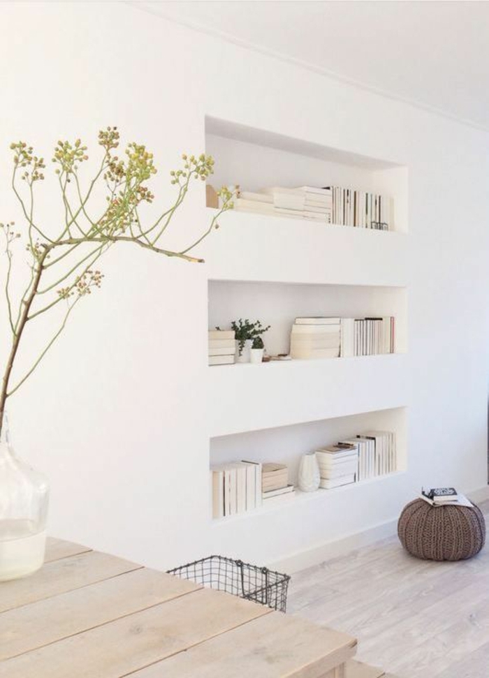 étagère-blanc-dans-le-mur-idée-mur-blanc-plante-verte-d-intérieur-sol-en-parquet-table-en-bois