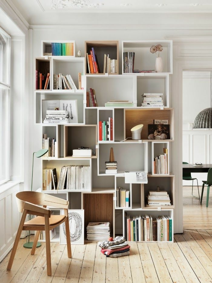 étagère-cube-murale-beaucoup-de-livres-atagere-avec-tiroir-en-bois-chaise-en-bois