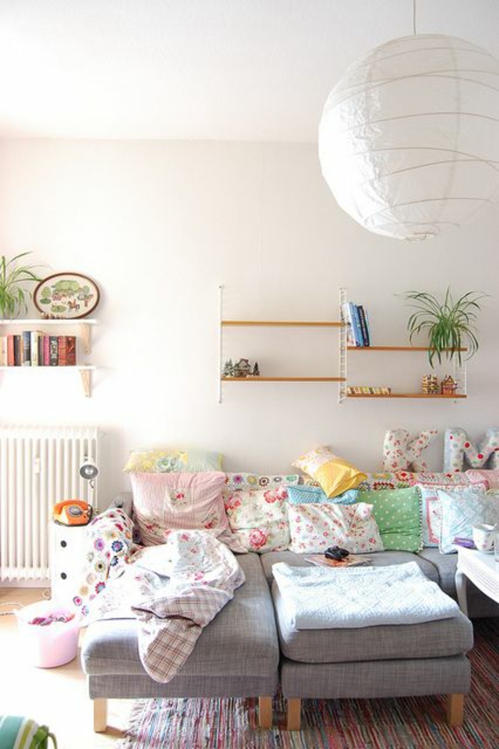 étagère-en-bois-design-mur-banc-canapé-gris-salon-confortable-tapis-coloré