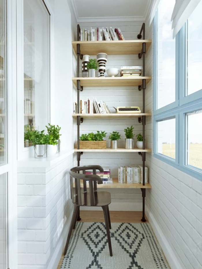étagère-en-bois-murale-pour-la-terrasse-tapis-beige-chaise-en-bois-mur-de-briques-blancs