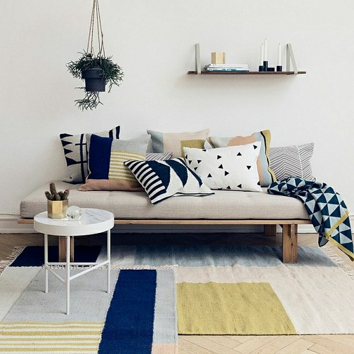 0-tapis-coloré-canapé-beige-coussins-colorés-petite-table-basse-ronde-en-fer-blanche