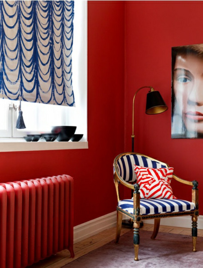 1-adopter-la-couleur-carmin-rouge-carmin-rouge-pourpre-chaise-à-rayures-blanc-bleu-mur-rouge