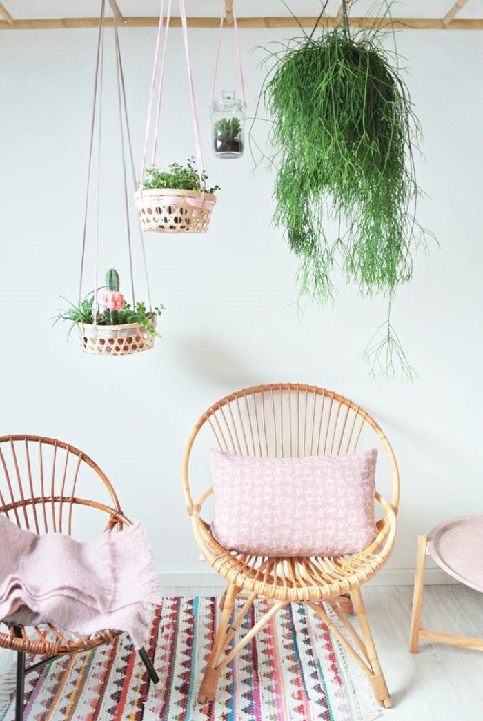 1-chaise-en-osier-chaise-bistrot-tapis-coloré-sol-parquet-beige-salon