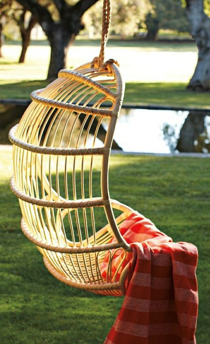 1-chaise-rotin-chaise-d-extérieur-pelouse-verte-chaise-en-bois-suspendue