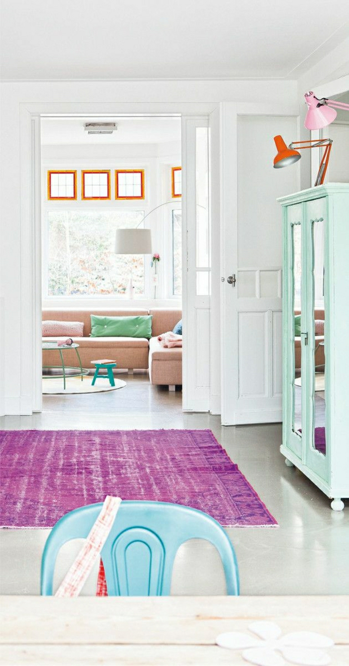 1-couleurs-pastels-tapis-violet-canapé-rose-pale-coussins-décoratifs-pour-le-salon