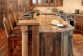 La cuisine en bois massif peut être une belle décision pour l’intérieur classique!