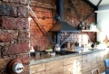 La cuisine en bois massif peut être une belle décision pour l’intérieur classique!