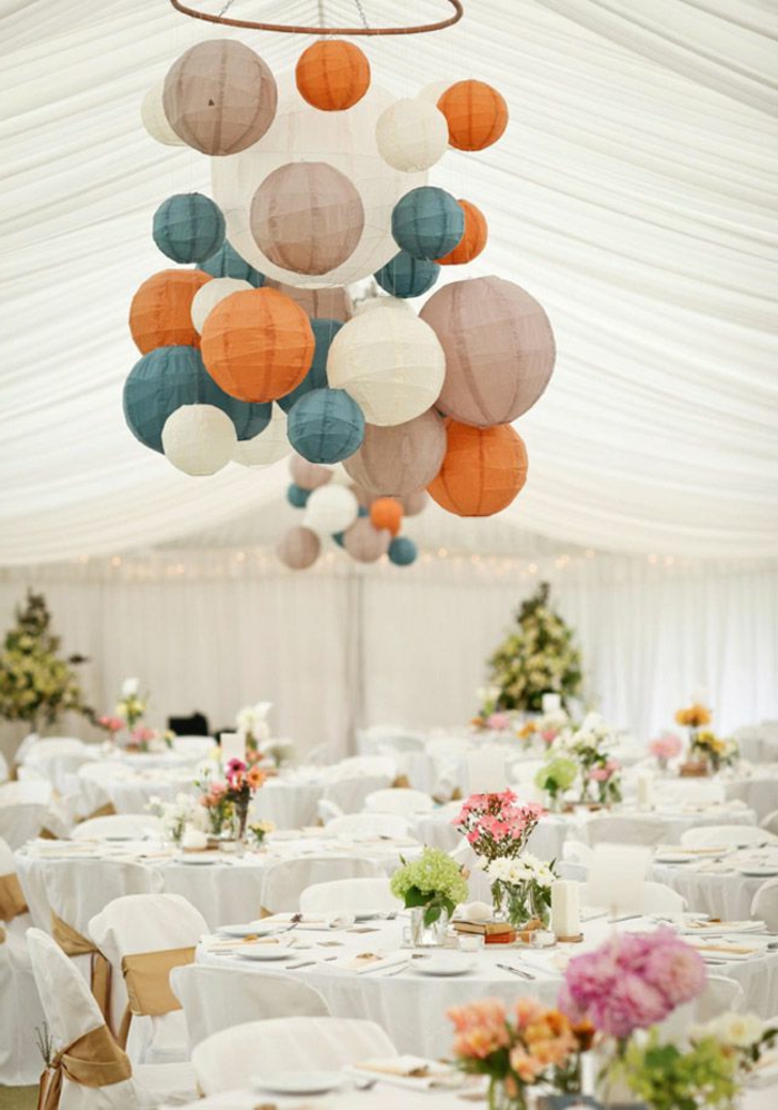 1-decoration-mariage-avec-boules-chinoises-en-papier-colorées-set-de-table-elegante
