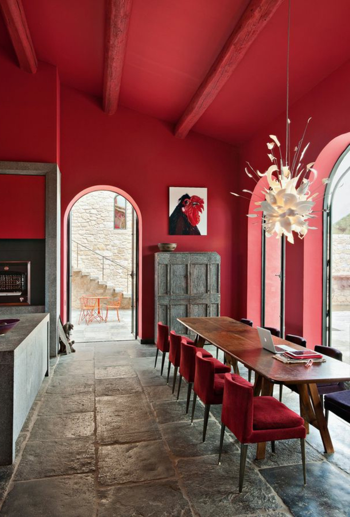 1-intérieur-rouge-pourpre-rouge-amarante-rouge-intérieur-moderne-sol-en-pierre-meubles-en-bois-massif
