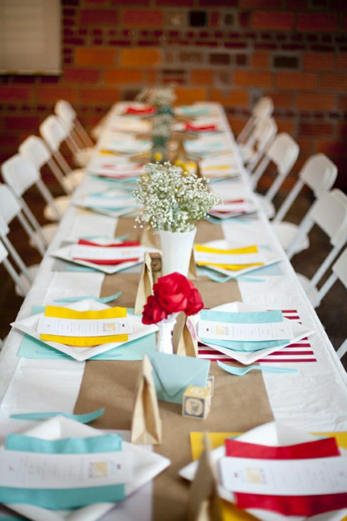 1-jetable-set-de-table-coloré-assiette-en-papier-plastique-coloré-fleurs-sur-la-table
