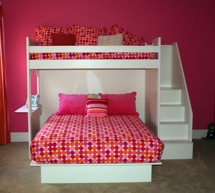 1-lit-pliant-design-chambre-d-enfant-lit-pliant-bébé-murs-roses-sol-en-lino