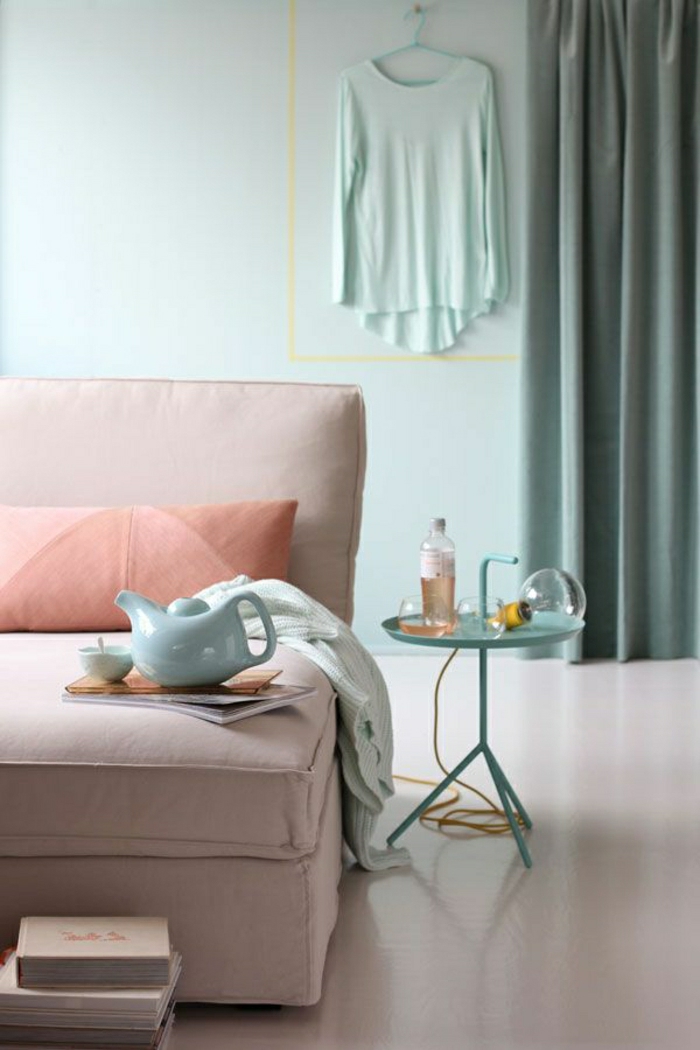 1-meubles-de-couleur-pastel-canapé-beige-pastel-sol-beige-coussin-pastel