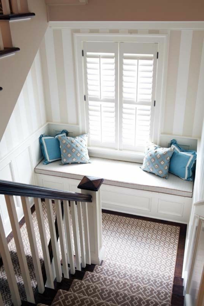 1-moquette-escalier-leroy-merlin-tapis-pour-escalier-un-canapé-sur-les-escaliers-modernes-en-bois