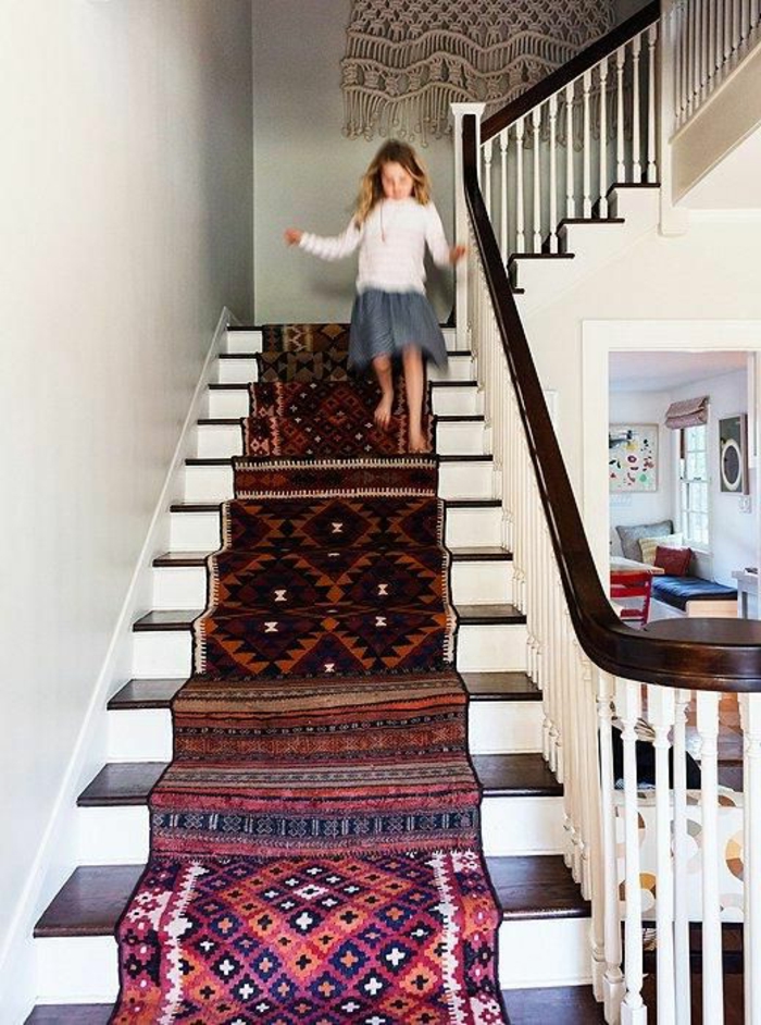 1-tapis-coloré-tapis-d-escalier-pas-cher-escalier-en-bois-dans-la-maison
