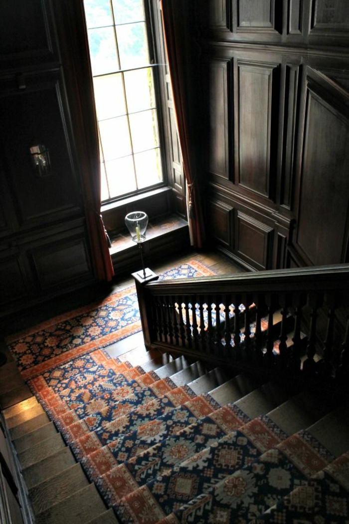 1-tapis-escalier-vintage-escalier-en-bois-massif-foncé-escalier-en-bois-tapis-escalier-pas-cher