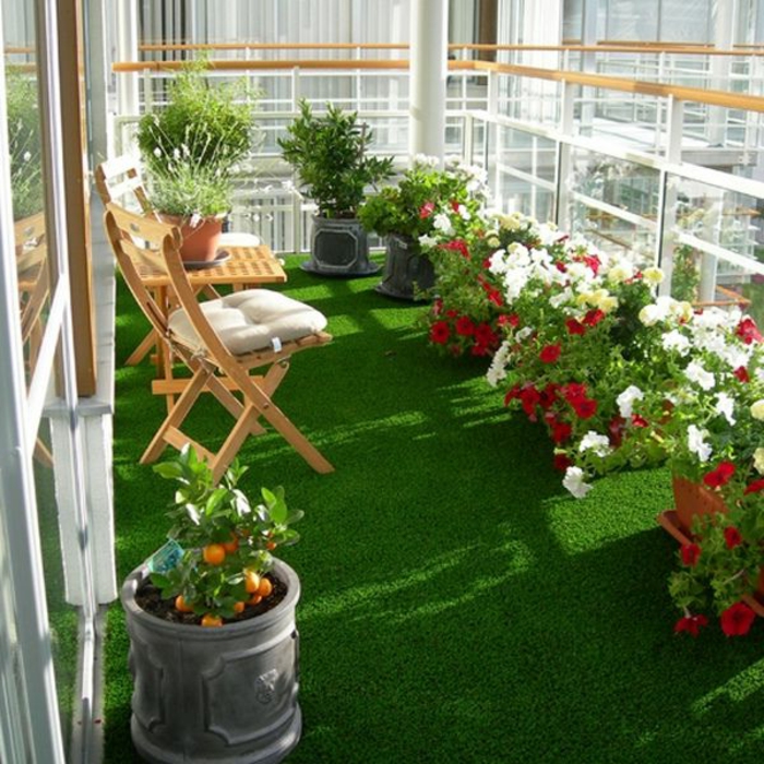 1-un-joli-balcon-avec-gazon-synthétique-pelouse-verte-fleurs-pour-le-balcon-chaises-en-bois