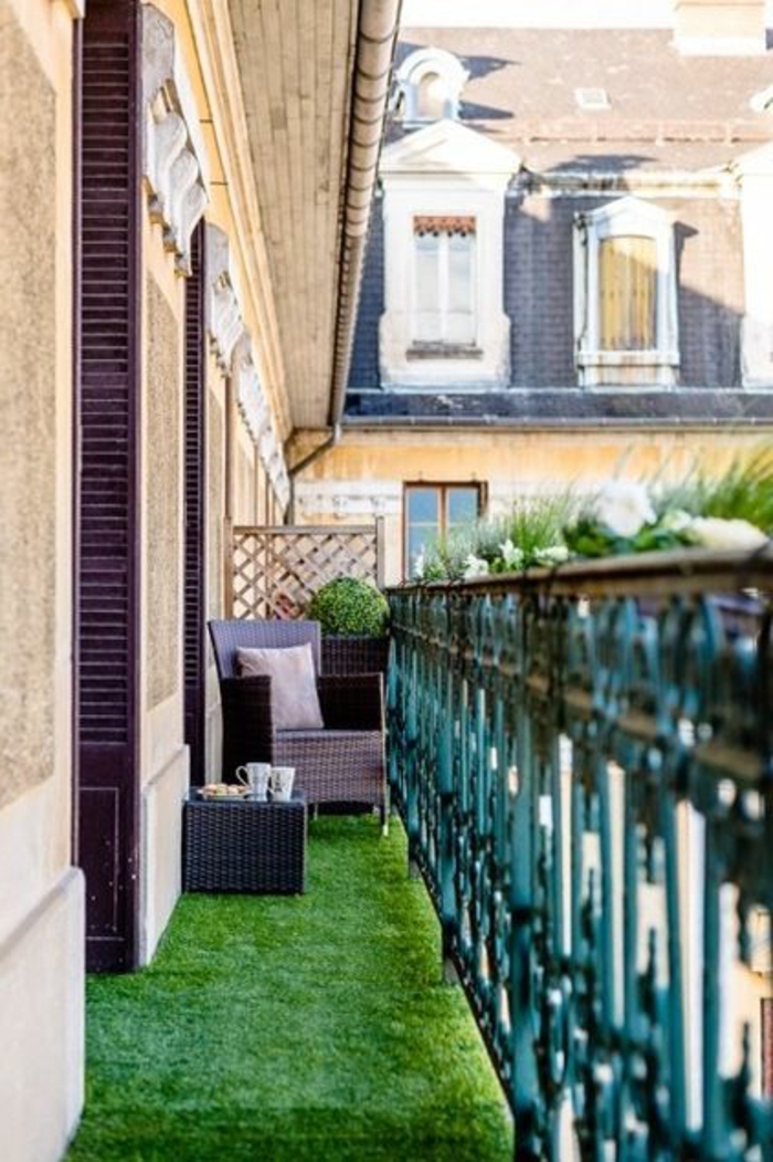 1-un-joli-balcon-avec-gazon-synthétique-pelouse-verte-terrasse-avec-faux-gazon-vert