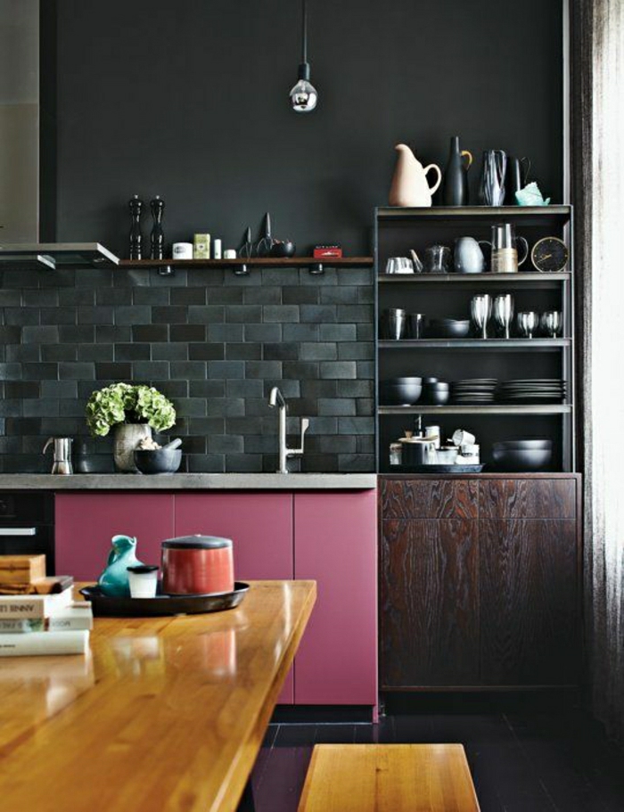 1-une-belle-cuisine-grise-meuble-rose-mur-grise-mur-de-briques-gris-table-en-bois