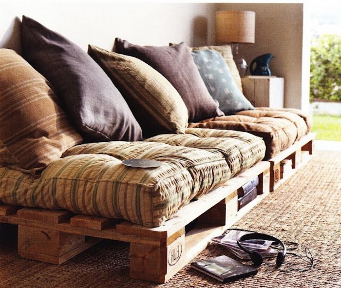 2-fauteuil-en-palette-design-d-intérieur-moderne-tapis-beige-fauteuil-moderne