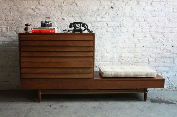 commode-en-bois-décor-loft-mur-briques