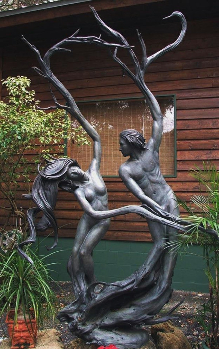 Jolie-sculpture-sur-bois-de-Paul-Baliker-danser-avec-la-mère-nature