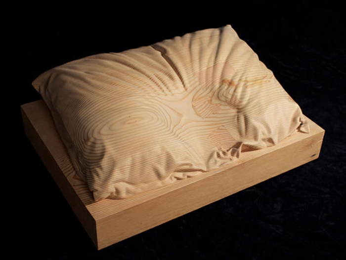 Wooden-Pillow-du-sculpteur-Dan-Webb-coussin-idée-sculpture-créative